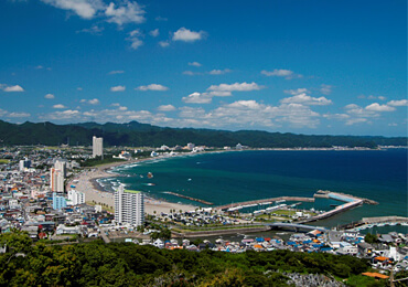 魚見塚展望台から見た市街地及び海岸線(手前は日本の渚百選「前原・横渚海岸」)