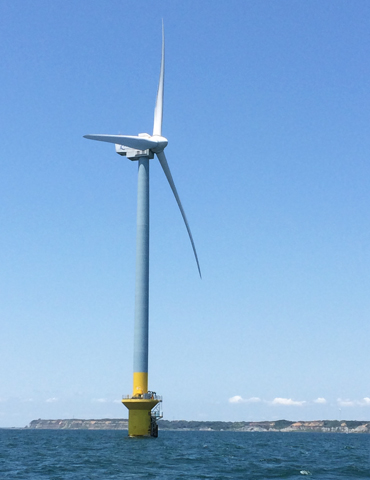 2012年から始まった銚子市沖でNEDO・東電共同プロジェクトにおける実証機(着床式、定格出力は2.4MW)と屏風ヶ浦