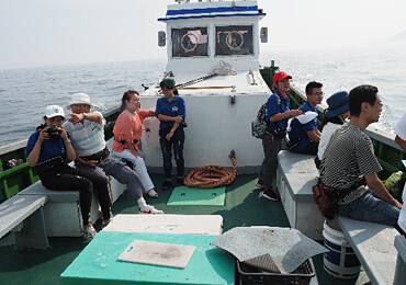「鴨川DEクルージング」ではイベントの企画・運営に加え船上の観光ガイドも実践