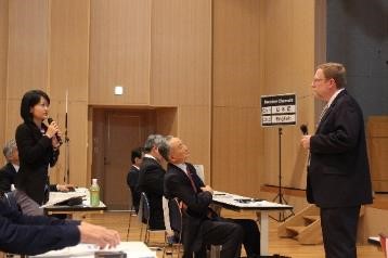 質問に答えるメルヴィル氏